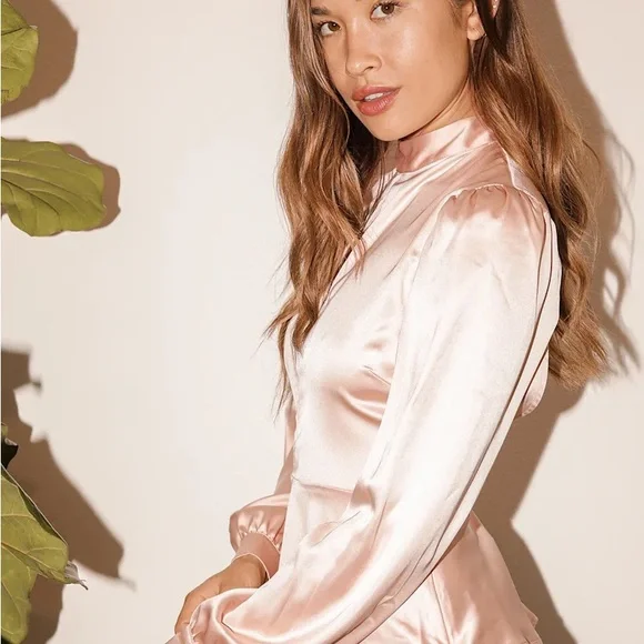 Lulu's Peach Satin Open-Back Peplum blouse - Picture 3 of 10